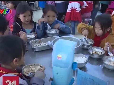 Vụ học sinh "ăn mì tôm chan cơm": Trò nói chưa no, thầy bảo ăn tiếp đi nhưng... chỉ còn cơm