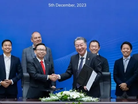 Con trai tỷ phú Phạm Nhật Vượng lần đầu xuất hiện và đi kí kết với vai trò Phó Tổng giám đốc VinFast