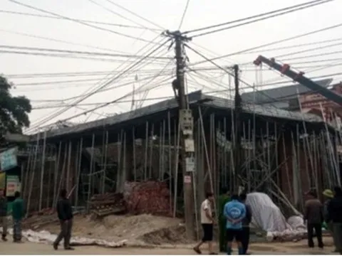 Sập giàn giáo ở Thanh Hóa khiến 1 người bị vùi lấp