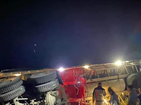 Va chạm với xe tải trên cao tốc, xe đầu kéo rơi xuống cầu