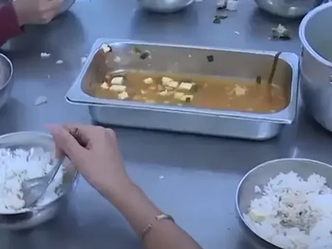 Bộ GD-ĐT vào cuộc vụ 11 học sinh ăn 2 gói mì tôm chan cơm