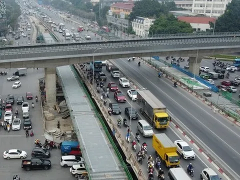 Cận cảnh 2 cầu vượt thép Mai Dịch lỡ tiến độ gây ùn tắc giao thông dịp cuối năm 2023