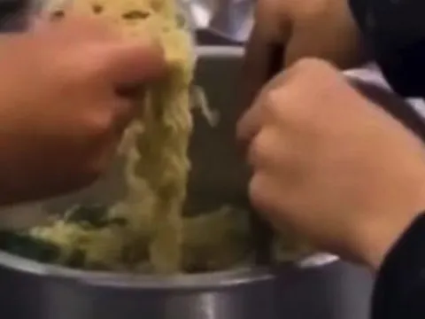 Vụ 11 học sinh ăn 2 gói mì tôm chan cơm: Yêu cầu các trường lắp camera giám sát