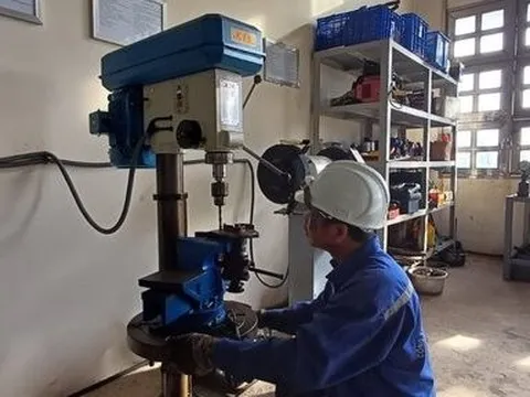 Khắc phục thành công sự cố hỏng máy chính cho tàu cá Bình Định