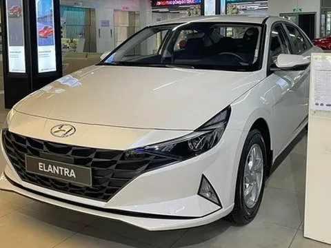 Đại lý xả kho Hyundai Elantra bản Tiêu chuẩn thấp chưa từng thấy: Lần đầu chạm đáy 529 triệu, giá rẻ hơn Accent bản 'full'