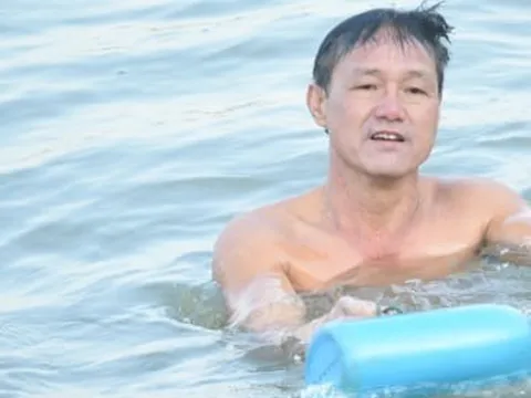 Người Hà Nội ra sông Hồng tắm giữa thời tiết 12 độ C