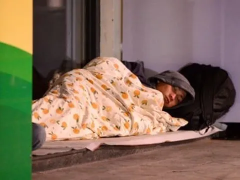 Những mảnh đời co ro bên vỉa hè trong giá lạnh mùa đông Hà Nội