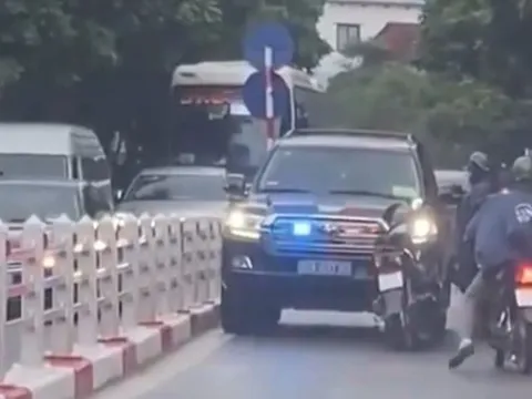 Người đàn ông chặn ô tô biển xanh ở Hà Nội: 2 vấn đề cần làm rõ