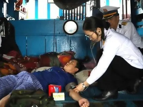 Cứu nạn thành công tàu cá Quảng Ngãi bị hỏng máy và 5 ngư dân