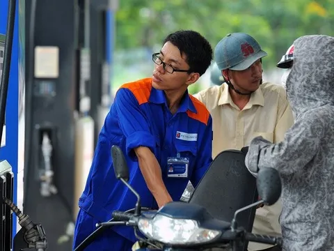 Giá xăng dầu tăng mạnh, xăng RON95 vượt 22.000 đồng/lít