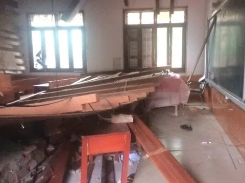 Hiện trường sập trần gỗ lớp học ở Nghệ An, 2 học sinh cấp cứu