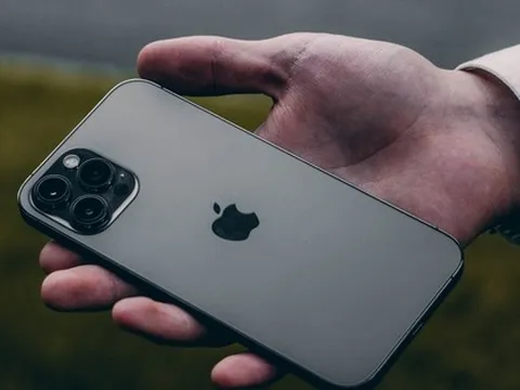 Chiếc iPhone này cũng có "3 mắt", tính năng đầy đủ: Cần gì tốn tiền mua iPhone 15 Pro Max hơn 30 triệu?