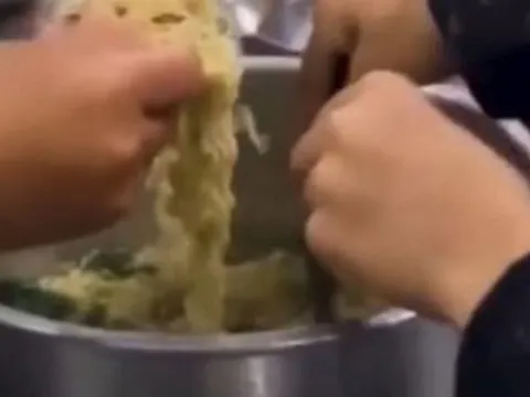 Vụ 11 học sinh ăn 2 gói mì tôm chan cơm: Hiệu trưởng xin từ chức