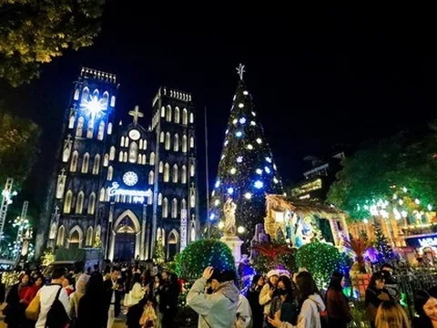 Người dân "vượt rét" đổ về nhà thờ đón Giáng sinh sớm