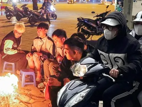Hà Nội: Người dân đốt lửa sưởi ấm, trùm cả chăn ra đường dưới cái lạnh 8 độ C