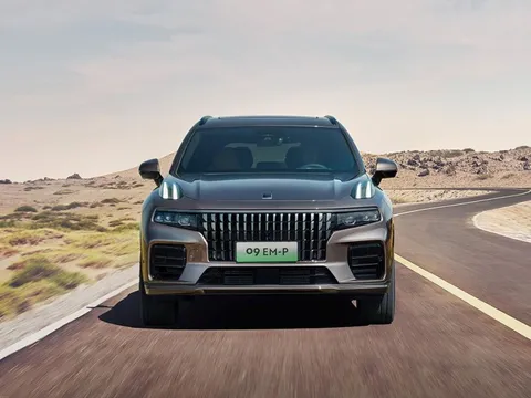 Vừa trình làng thị trường Việt với mức giá hơn 2 tỷ đồng, mẫu SUV này lại có thêm bản cập nhật tại quê nhà ăn xăng 1 lít/100km