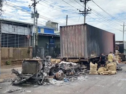 Bình Phước: Xe đầu kéo chở container bị cháy rụi khi đang lưu thông