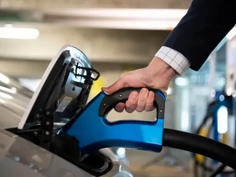 Vì sao người dùng ngày càng chuộng xe điện hơn xe xăng?