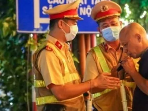 Uống 5 chén rượu mạnh, mất bao lâu để nồng độ cồn về 0?