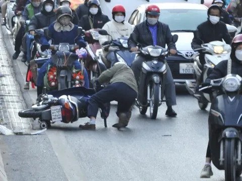 Hà Nội: Nhiều người và phương tiện bất ngờ trượt ngã trên dốc cầu vượt ngã tư Vọng