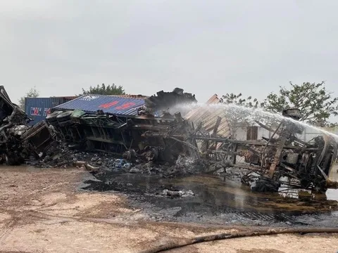 Hải Phòng: “Bà hỏa” thiêu rụi 4 xe container tại bãi tập kết