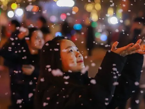 Người dân Hà Nội ngắm tuyết rơi đón Giáng sinh trên phố đi bộ