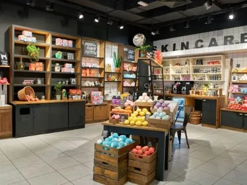 Các thương hiệu quần áo, đồ ăn, gia dụng phương Tây dứt áo ra đi, người Nga đang shopping ‘độc lạ’ ra sao?
