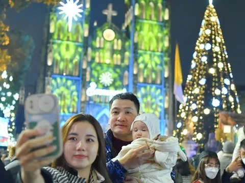 Người dân náo nức xuống phố đón Giáng sinh an lành