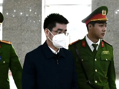 Cựu điều tra viên Hoàng Văn Hưng được dẫn giải tới tòa dù xin xét xử vắng mặt