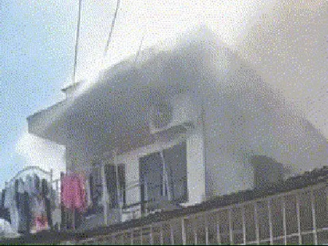 Sáng 25-12, khói bao trùm 1 căn nhà ở TP Thủ Đức khiến nhiều người hốt hoảng