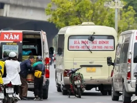 Xe khách vô tư tạt đầu, chạy kiểu 'rùa bò' bắt khách trên phố Hà Nội