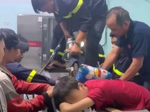 Nghẹt thở giải cứu thiếu niên 14 tuổi bị kẹt tay trong máy trộn thực phẩm