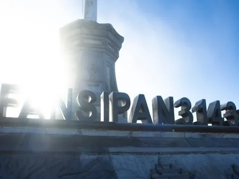 Cảnh sắc tuyệt đẹp khi ánh nắng xuyên băng trên đỉnh Fansipan -1 độ C