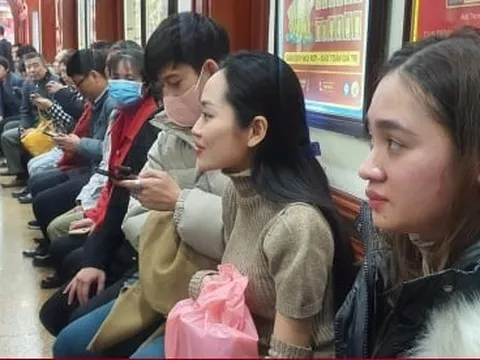 Hà Nội: Giá vàng leo đỉnh, dân đổ xô đi bán