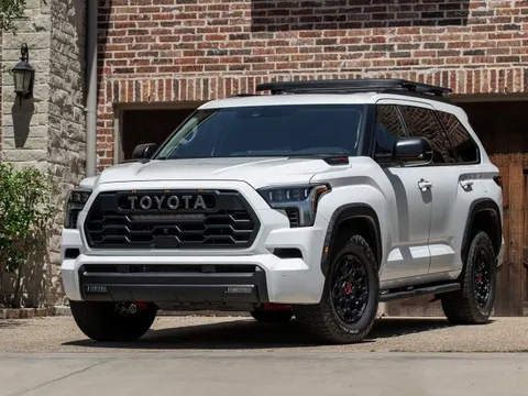 Toyota Sequoia 2023 lăn bánh trên đường phố Việt Nam: To hơn Land Cruiser, không phải xe đang rao bán