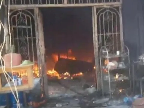 Cháy 2 căn nhà, mẹ bị bỏng vì cố "cứu" sách vở của con