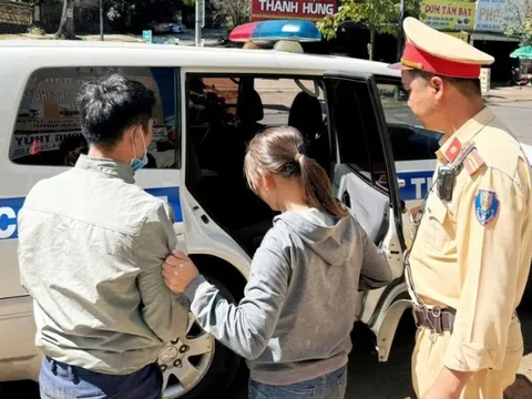 Đắk Nông: CSGT giúp đỡ 2 vợ chồng đi bộ hơn 100km về quê