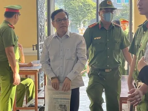 Ông Diệp Dũng đến toà cùng nhiều tài liệu