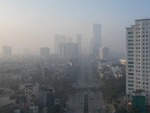 Cận cảnh trời Hà Nội mù mịt, bụi mịn giăng như sương