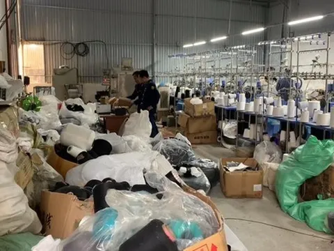 Đột kích xưởng may ở Hà Nội, phát hiện hàng nghìn bít tất nghi giả nhãn hiệu lớn