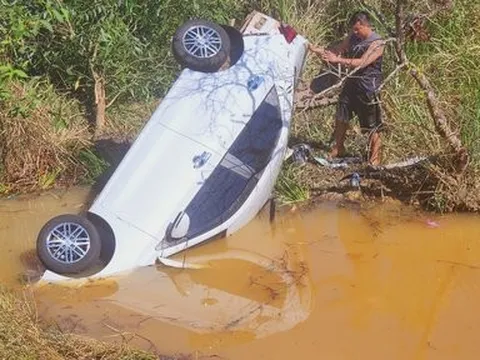 Bình Phước: Nhầm chân ga, người phụ nữ lao ô tô xuống hồ