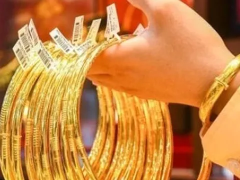 Chênh lệch giá mua - bán vàng lớn chưa từng có, người 'ôm' không dám thoát hàng