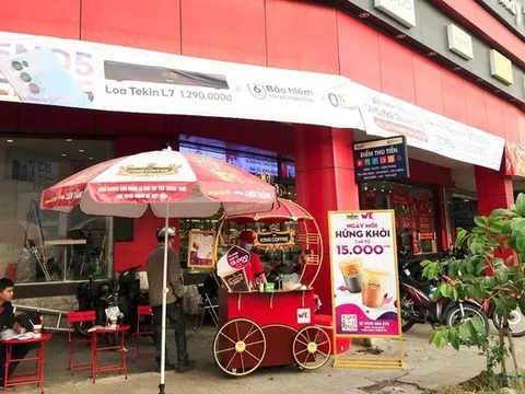 Không bỏ lỡ "cuộc chiến vỉa hè", các ông lớn Highlands, Trung Nguyên, King Coffee,... cũng xuống đường bán cà phê