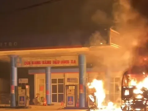 Xe bồn bốc cháy dữ dội trong cây xăng, 3 người bị bỏng