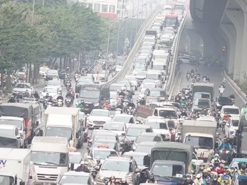 Phương tiện giao thông đông đúc trước ngày nghỉ Tết Dương lịch