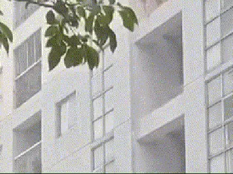 TPHCM: Người đàn ông nhảy từ tầng 5 xuống đất, nhiều người ngỡ ngàng