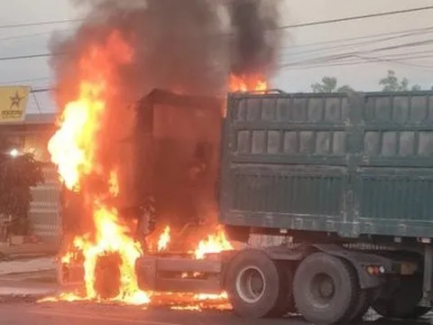 Lâm Đồng: Xe đầu kéo cháy rụi trên QL 20