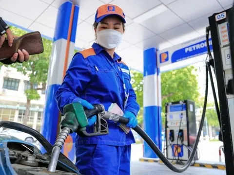 Tiếp tục giảm thuế bảo vệ môi trường với xăng dầu từ 1/1/2024
