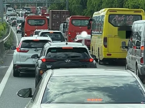 Sáng 30-12, vã mồ hôi qua cao tốc TP HCM - Long Thành - Dầu Dây