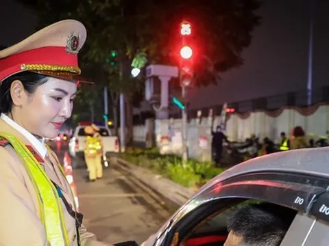 Những ‘bóng hồng’ trong tổ công tác đặc biệt kiểm tra nồng độ cồn